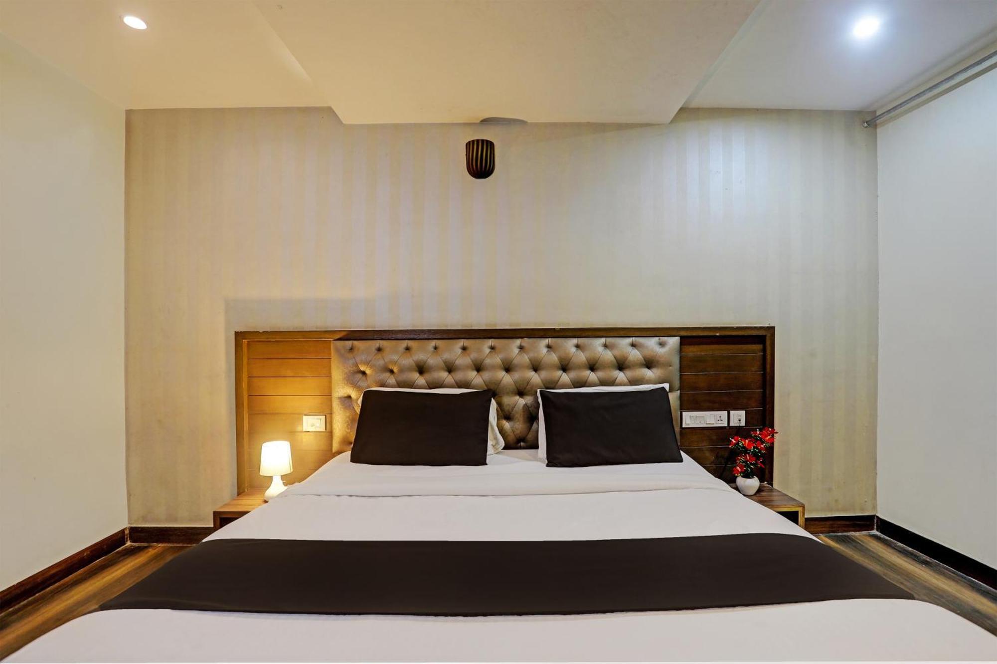 Capital O Surabhi Elite Near Miraj Cinemas - Shalini Shivani Sururnagar Exteriér fotografie